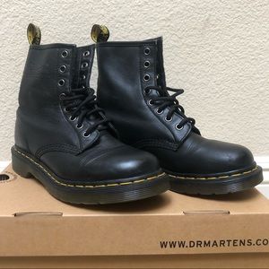 Dr. Martens 1460 Black 8-eye Boot *LIKE NEW*